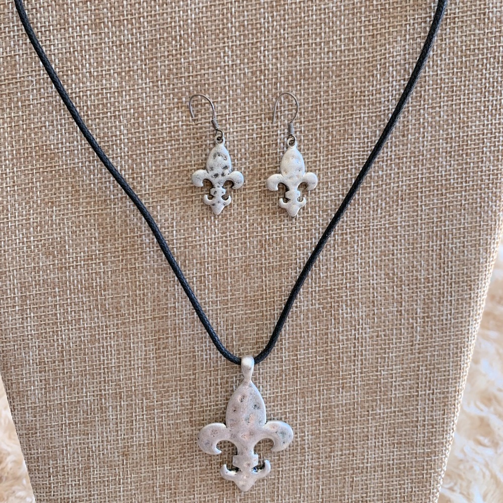 VCLM Silvertone Hammered Fleur De Lis Brutalist Necklace & Earring Set